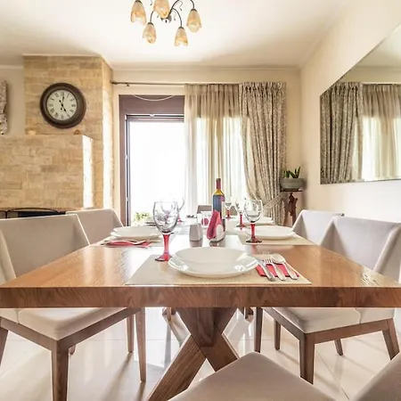 Luxury Maisonette Near The Holiday home